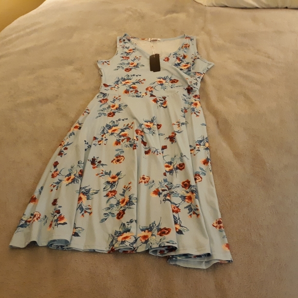 Slig Dresses & Skirts - NWT Floral Dress Size Large
